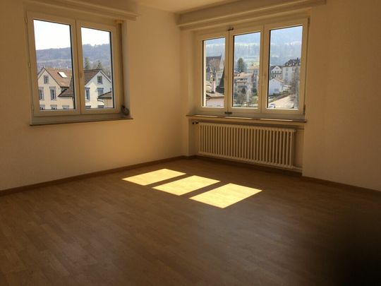 schöne, helle, grosse, sehr preiswerte 2.5 Zi-Wohnung. Zentral nahe Stadtbahnhof. Lift und Balkon! Kopie - Photo 1