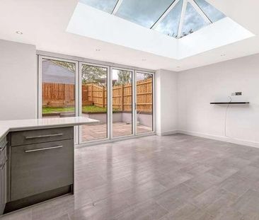 Dukes Avenue, Theydon Bois, Epping, Essex, CM16 - Photo 2