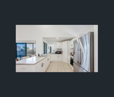 Refreshing Coastal Retreat on a Generous 1,012 m² Block - Photo 3