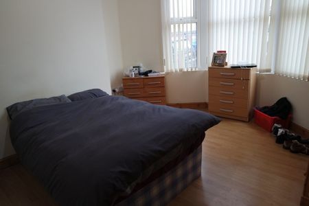 8 Bedroom House on Mackintosh Place Cathays Cardiff - Photo 4