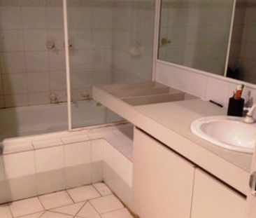 Comfortable 2 Bedroom Unit in Quiet Location - Photo 3