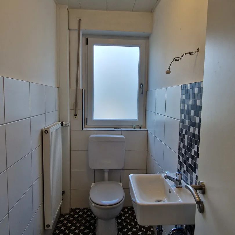 Singles aufgepasst: helle 2-Zimmer-Wohnung mit Einbauküche und Terrasse zu vermieten - Photo 1