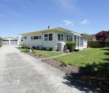 Beautifully Renovated Large Family Home - Photo 3