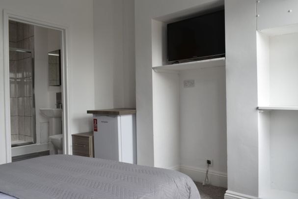 Modern Ensuite by Bristol Docks & North St - Photo 1