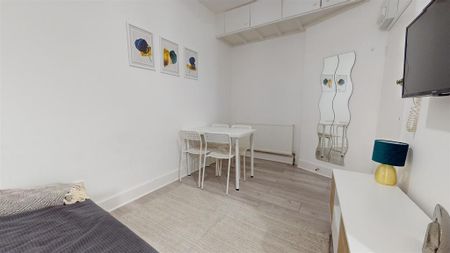 2 bedroom flat to rent - Photo 2