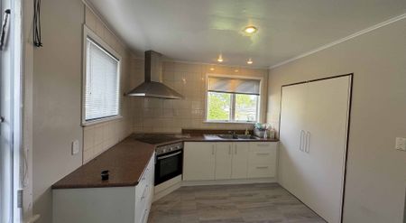 Spacious 3 Bedroom House in Manurewa - Photo 3