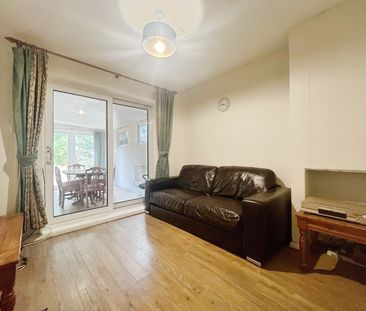 Larchwood Drive, Englefield Green, Egham, Surrey, TW20 0SH - Photo 1