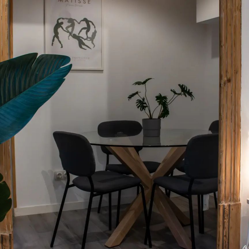 Room in a shared 14-bedroom apartment for rent in el Gòtic, professionals and students. - Photo 1