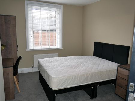 1 bedroom in a house share to rent - Photo 4