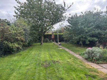 2 bedroom semi-detached bungalow to rent - Photo 2