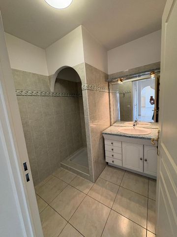 Location Appartement 3 pièces 73m² DRAGUIGNAN 83300 - Photo 4