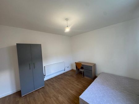 6 bedroom semi-detached house to rent - Photo 2