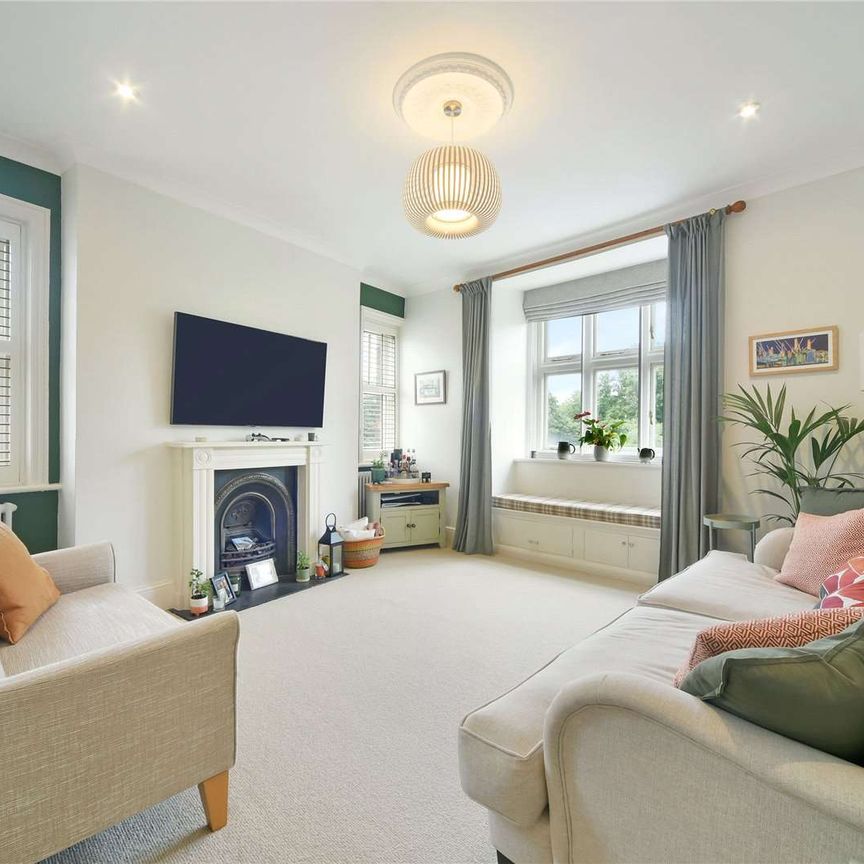 A beautifully presented two bedroom mansion block flat. - Photo 1