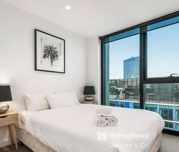 Furnished- Living in the heart of CBD with amazing views! - Photo 6