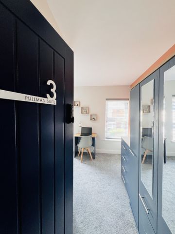 BEDROOM 1- LARGE DOUBLE ENSUITE - Photo 2