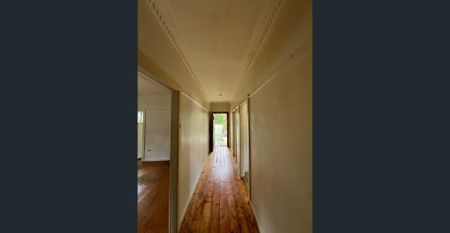 Character home on huge block. - Photo 2