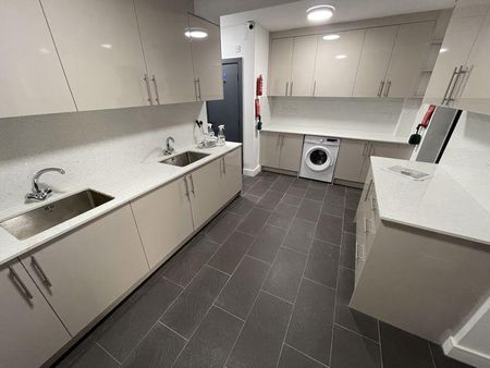 6 bedroom detached house to rent - Photo 4