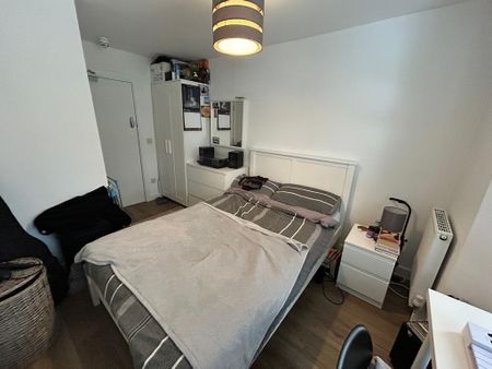 1 bedroom in a house share to rent - Photo 3