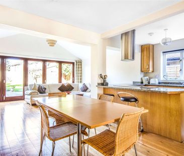 A well presented three bedroom detached family house situated in qu... - Photo 2