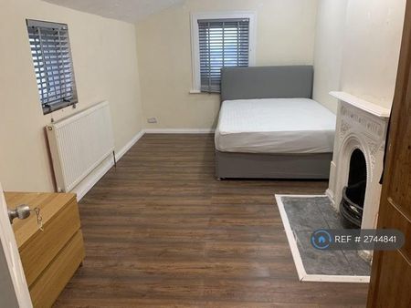 1 bedroom in a house share to rent - Photo 3