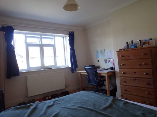 Room in a Shared House, Queensland Avenue, SW19 - Photo 1