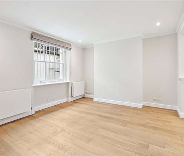 Beautifully finished throughout, this three bedroom townhouse is tu... - Photo 4