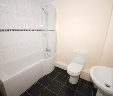 2 bedroom Flat To Let - Photo 3