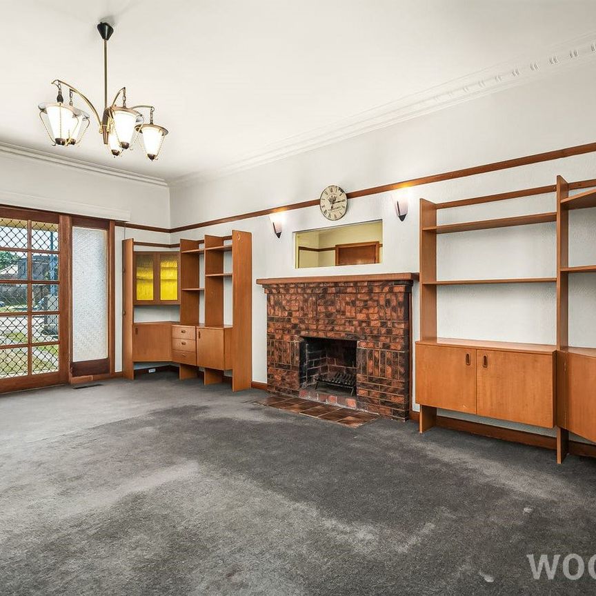 IDEAL HOME JUST MOMENTS FROM CHADSTONE SHOPPING - Photo 1