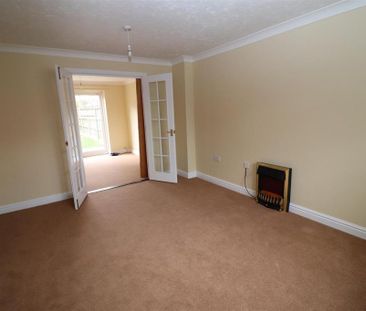 4 bedroom semi-detached house to rent - Photo 2