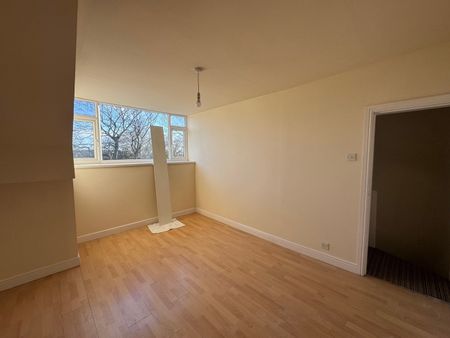 2 Bed Terraced House, Warrels Grove, LS13 - Photo 2