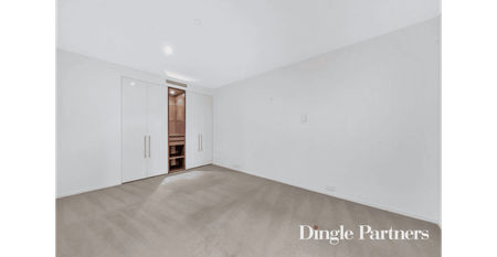 Beautifully Presented One-Bedroom Apartment with City Views - Photo 4