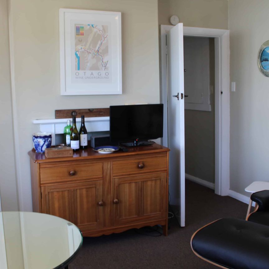 **2026 Sunny 1 bedroom flat situated in Roslyn** - Photo 1