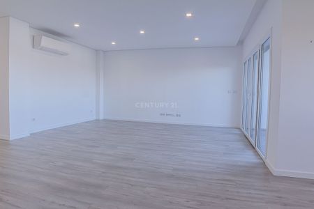 Apartamento T3 em Condomínio Privado – Vista Deslumbrante para a Baía - Photo 3