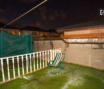 Room for rent in a 3-bedroom house in Oldbawn, Dublin - Photo 2