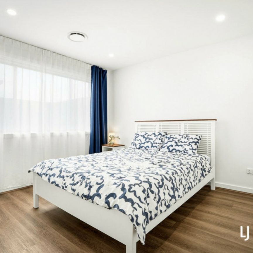 Beautiful 3 Bedroom Townhouse - Great Location! - Photo 1