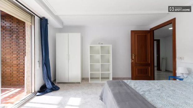 Room for rent in 7-bedroom apartment in Mestalla - Foto 1