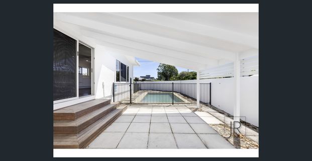 Large Family home with pool in central location - Photo 1