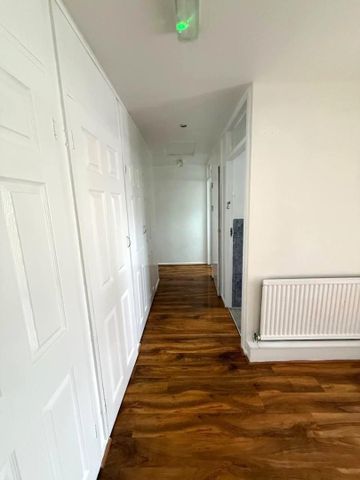 Limes Avenue, Chigwell - Photo 2