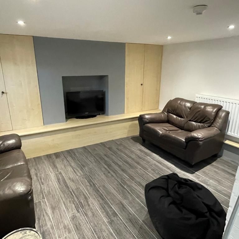 6 bedroom semi-detached house to rent - Photo 1