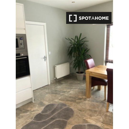 Spacious room in 3-bedroom apartment, Blanchardstown, Dublin - Photo 1