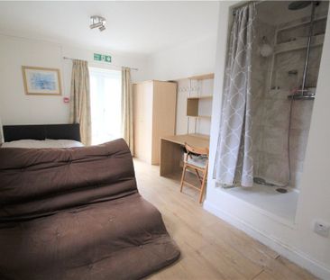 Larchwood Drive, Englefield Green, Egham, Surrey, TW20 0SH - Photo 1