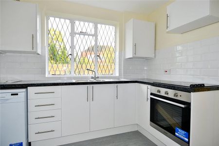 3 bedroom end of terrace house to rent - Photo 2