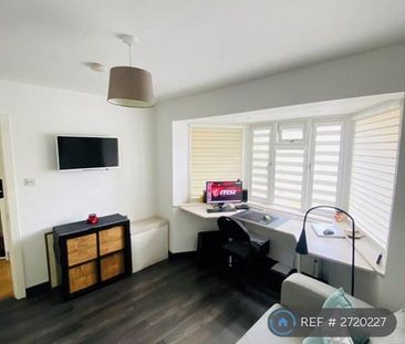 1 bedroom in a house share to rent - Photo 3