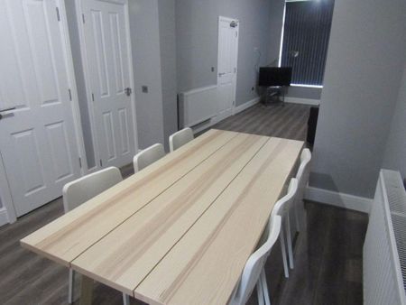 6 bedroom terraced house to rent - Photo 2