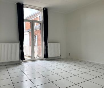 Ruim tweeslaapkamer-appartement met terras in het centrum - Photo 1