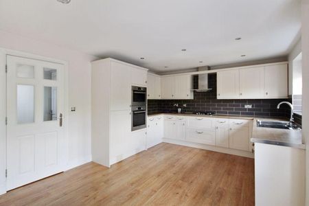 4 bedroom end of terrace house to rent - Photo 2