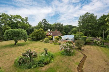 An idyllic Victorian coach house offering spacious and versatile accommodation with a large garden in the sought after Sands village. - Photo 5