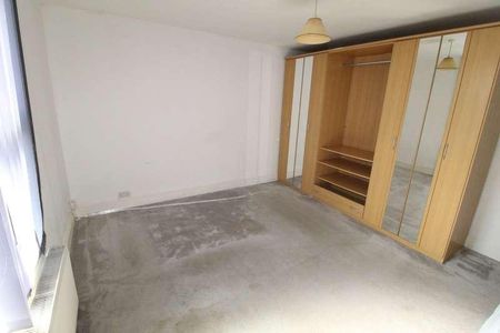 Mead Road, London, HA8 - Photo 2