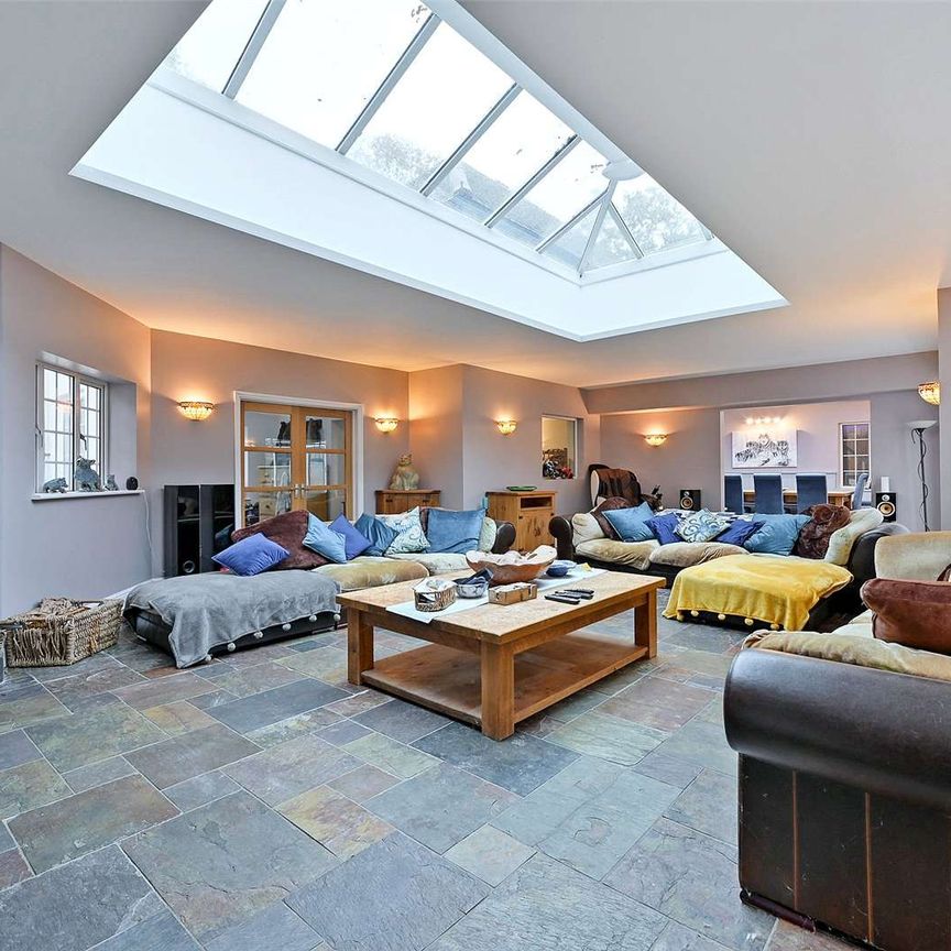 An elegant and spacious family home with exceptional leisure facilities, set within beautiful mature grounds. - Photo 1