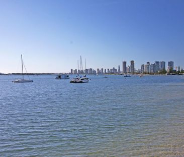 Refreshed unit within minutes to the Broadwater! - Photo 2